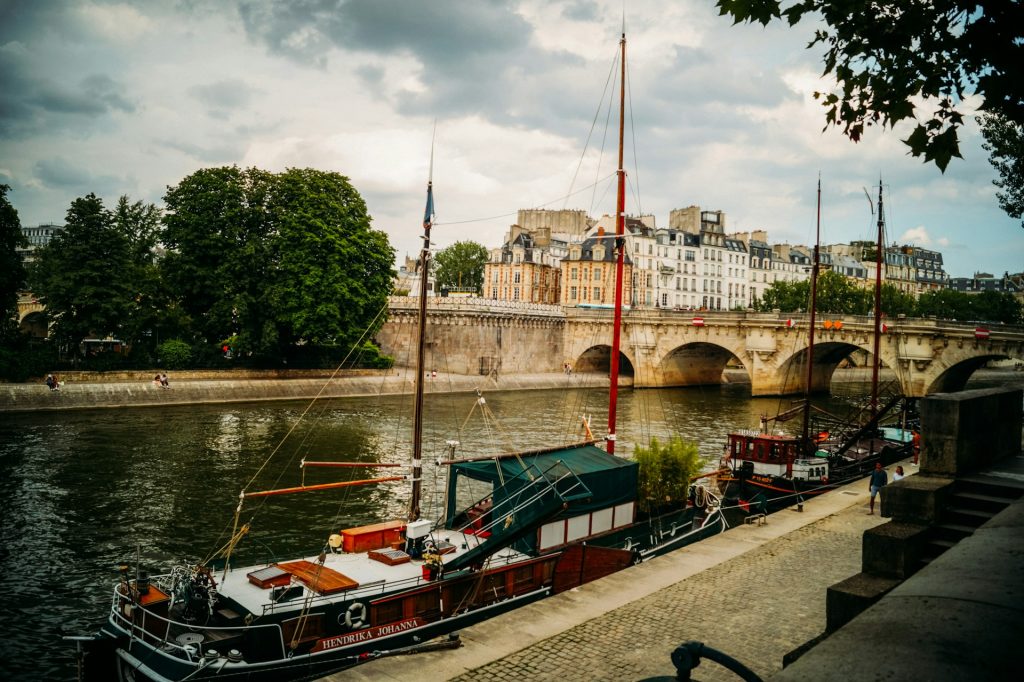 Quai de seine avec des péniche à louer